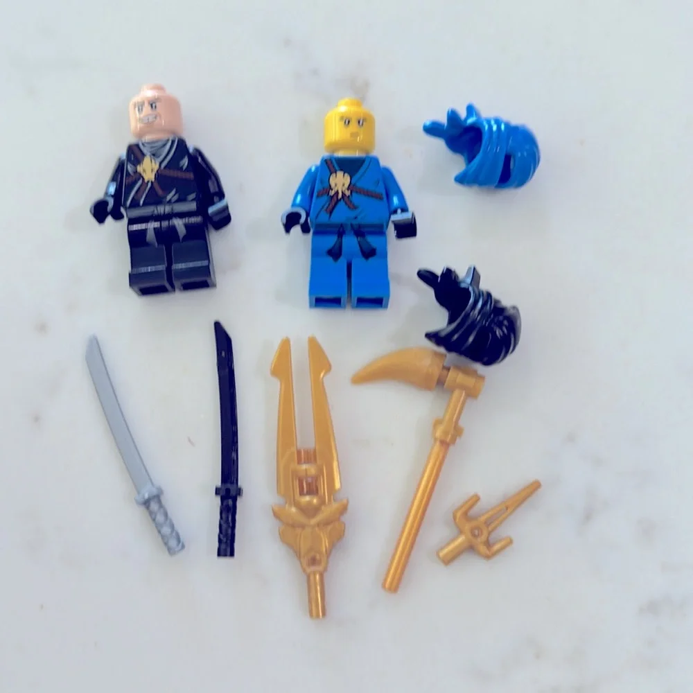 LEGO Ninjago mini figures Jay and Cole with Weapons - Picture 3 of 3